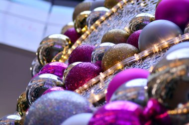 Parlak Noel dekorasyon alışveriş merkezinde. Noel ve yılbaşı dekorasyonu topları ve Noel ağacı bir alışveriş merkezi ile.