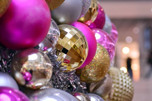 Heldere Kerstdecoratie Winkelcentrum Kerstmis Nieuwjaar Decoratie Met Ballen Kerstboom Een — Stockfoto