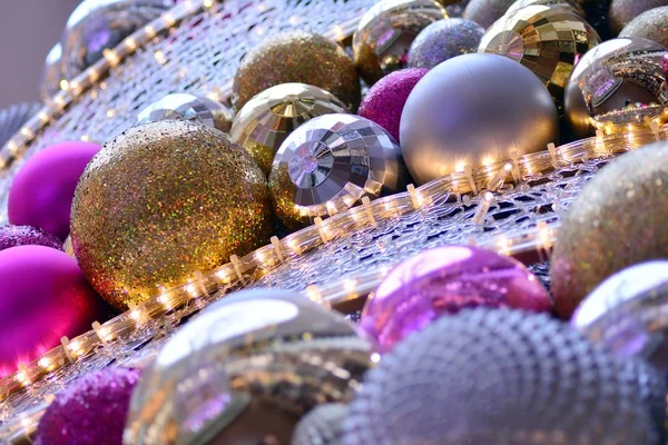 Heldere Kerstdecoratie Winkelcentrum Kerstmis Nieuwjaar Decoratie Met Ballen Kerstboom Een — Stockfoto