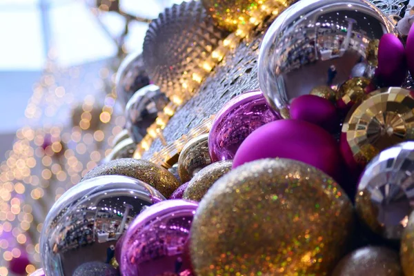 Heldere Kerstdecoratie Winkelcentrum Kerstmis Nieuwjaar Decoratie Met Ballen Kerstboom Een — Stockfoto
