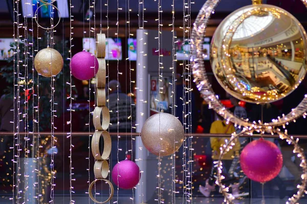 Heldere Kerstdecoratie Winkelcentrum Kerstmis Nieuwjaar Decoratie Met Ballen Kerstboom Een — Stockfoto