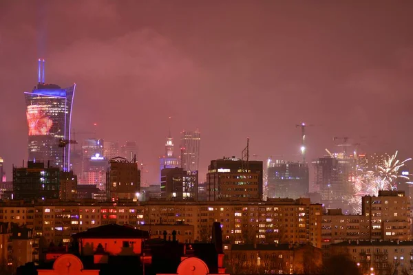 ワルシャワ ポーランド 2019 ワルシャワの空撮 夜のダウンタウンのワルシャワ 新年の大晦日の花火 — ストック写真
