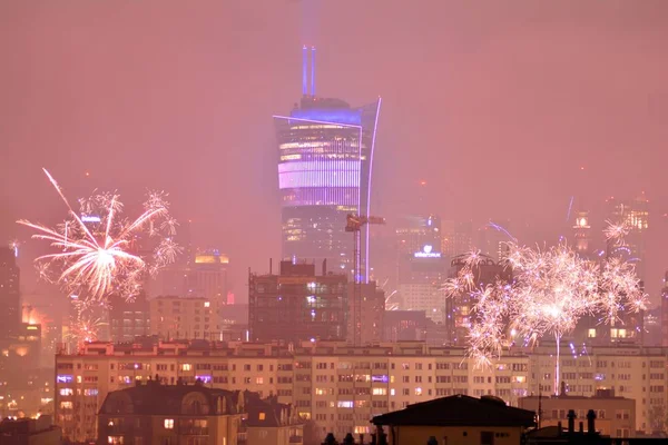 ワルシャワ ポーランド 2019 ワルシャワの空撮 夜のダウンタウンのワルシャワ 新年の大晦日の花火 — ストック写真