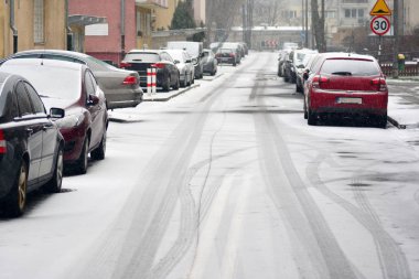 Araba şehir içinde kar altında