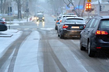 Kışın şehir üzerinde kaygan karlı yol sokak arabalar trafikte satırda ayakta jam