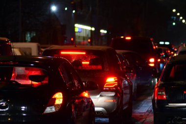 Kışın şehir üzerinde kaygan karlı yol sokak arabalar trafikte satırda ayakta jam