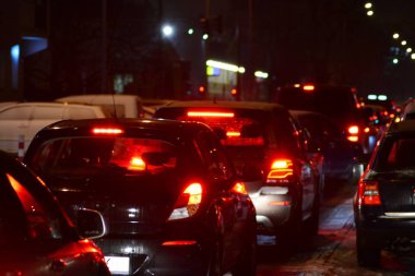 Kışın şehir üzerinde kaygan karlı yol sokak arabalar trafikte satırda ayakta jam