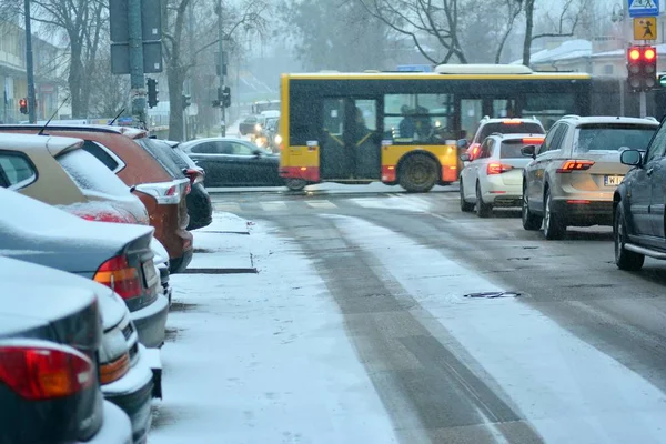 Kışın şehir üzerinde kaygan karlı yol sokak arabalar trafikte satırda ayakta jam