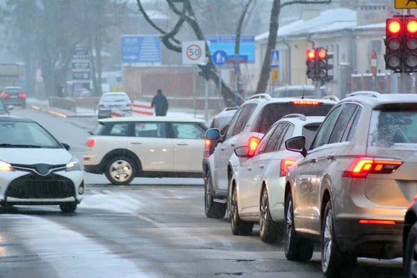 Kışın Şehir Üzerinde Kaygan Karlı Yol Sokak Arabalar Trafikte Satırda — Stok fotoğraf