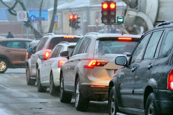 Kışın Şehir Üzerinde Kaygan Karlı Yol Sokak Arabalar Trafikte Satırda — Stok fotoğraf