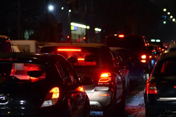 Kışın Şehir Üzerinde Kaygan Karlı Yol Sokak Arabalar Trafikte Satırda — Stok fotoğraf