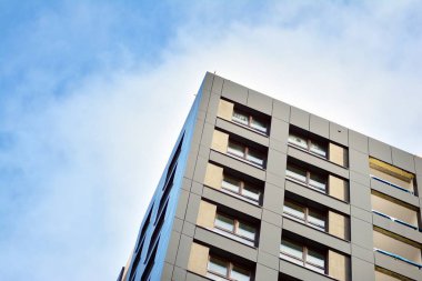 Arka planda mavi gökyüzü ve balkonları olan yeni apartmanlar.