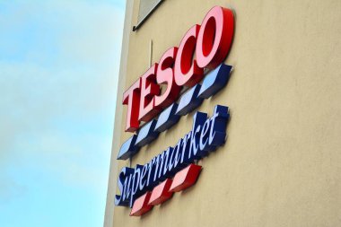 Varşova, Polonya. 5 Ocak 2019. İşareti Tesco süpermarket. Şirket tabela Tesco süpermarket.