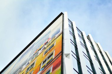 Varşova, Polonya. 5 Ocak 2019. Kıvılcım ofis binası. Beyaz duvar soyut renkli grafiti.