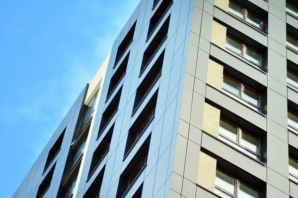 Nuevo Bloque Apartamentos Modernos Con Balcones Cielo Azul Fondo — Foto de Stock