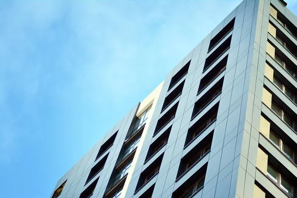 Arka planda mavi gökyüzü ve balkonları olan yeni apartmanlar.