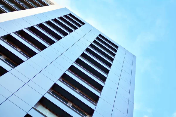 Nový Blok Moderních Apartmánů Balkony Modré Nebe Pozadí — Stock fotografie