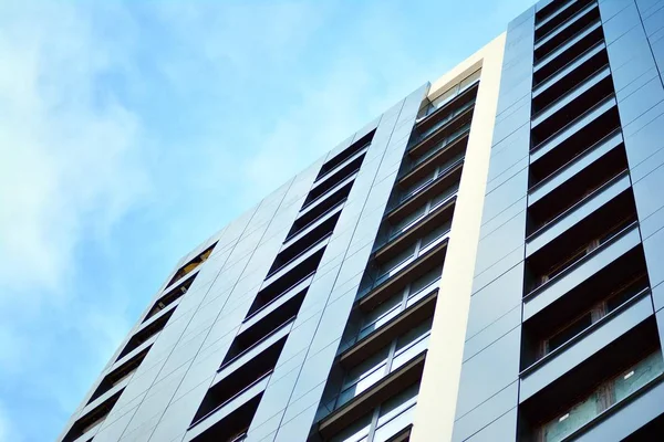 Новый Блок Современных Апартаментов Балконами Голубым Небом Заднем Плане — стоковое фото