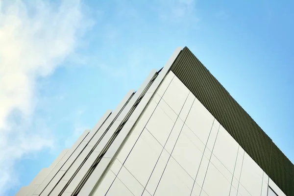 Moderní Kancelářské Budovy Pozadí Jasné Oblohy — Stock fotografie