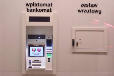 Varşova, Polonya. 6 Ocak 2019. Mbank banka ATM makine.
