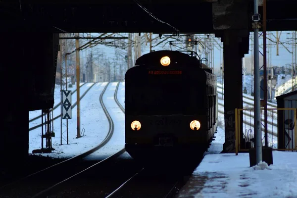 Elektrische Trein Binnenkomt Tunnel Naar Station — Stockfoto