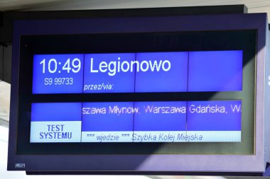 Varşova, Polonya. 7 Ocak 2019. Warszawa Wola - Tren İstasyonu. Dijital elektrik led Uçus tarifesi çizelgesini gösteren göstermek.