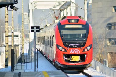 Varşova, Polonya. 7 Ocak 2019. 35we şehir treni, Newag tarafından üretilen ve Skm Warszawa Warszawa Wola demiryolu istasyonu tarafından işletilen.