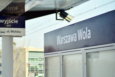 Varşova, Polonya. 7 Ocak 2019. Warszawa Wola imzala. Tren İstasyonu