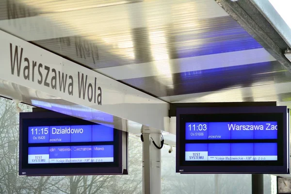 Varşova, Polonya. 7 Ocak 2019. Warszawa Wola - Tren İstasyonu. Dijital elektrik led Uçus tarifesi çizelgesini gösteren göstermek.