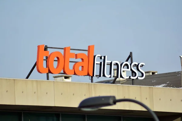 Warschau, Polen. 7. Januar 2019. signalisieren totale Fitness. Firmenschild totale Fitness — Stockbild Warschau Polen Januar 2019 Signalisieren Totale Fitness Firmenschild Totale Fitness — Stockfoto