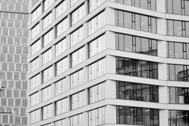 Modern ofis binası cephe parçası. Cam duvar soyut tekstürlü dış. Siyah ve beyaz.