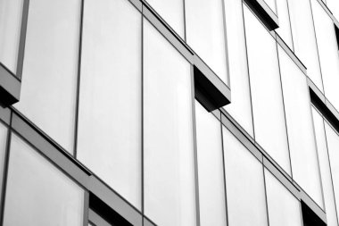 Modern ofis binası cephe parçası. Cam duvar soyut tekstürlü dış. Siyah ve beyaz.