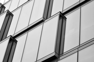 Modern ofis binası cephe parçası. Cam duvar soyut tekstürlü dış. Siyah ve beyaz.