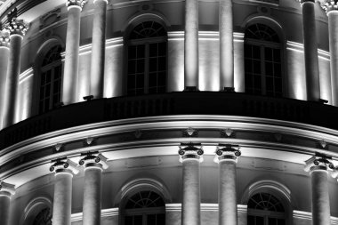 Vintage mimari klasik cephe geceleri ışıklı. Siyah ve beyaz.