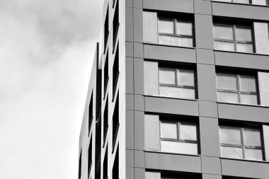 Çağdaş mimarinin soyut parçası. Konut modern bina. Siyah ve beyaz.