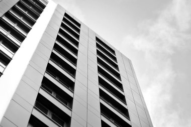 Çağdaş mimarinin soyut parçası. Konut modern bina. Siyah ve beyaz.