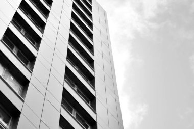 Çağdaş mimarinin soyut parçası. Konut modern bina. Siyah ve beyaz.