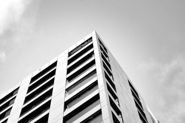 Çağdaş mimarinin soyut parçası. Konut modern bina. Siyah ve beyaz.