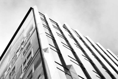 Modern ofis binası cephe parçası. Cam duvar soyut tekstürlü dış. Siyah ve beyaz.