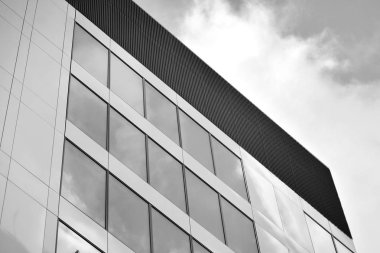 Modern ofis binası cephe parçası. Cam duvar soyut tekstürlü dış. Siyah ve beyaz.