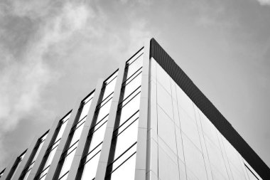 Modern ofis binası cephe parçası. Cam duvar soyut tekstürlü dış. Siyah ve beyaz.