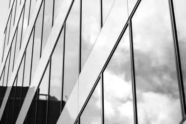 Modern ofis binası cephe parçası. Cam duvar soyut tekstürlü dış. Siyah ve beyaz.