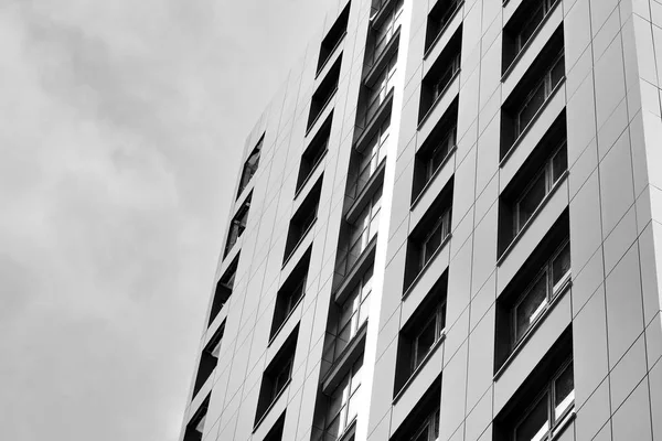 Çağdaş mimarinin soyut parçası. Konut modern bina. Siyah ve beyaz.