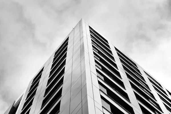 Streszczenie Fragmentu Współczesnej Architektury Nowoczesny Budynek Mieszkalny Czarno Białe — Zdjęcie stockowe
