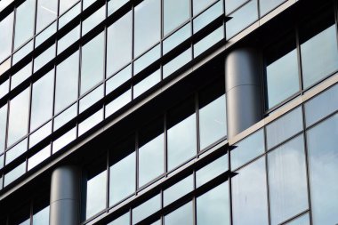 Yansıyan gökyüzü ve bulut içinde cam pencere ile modern yapı