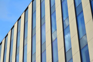 Yansıyan gökyüzü ve bulut içinde cam pencere ile modern yapı