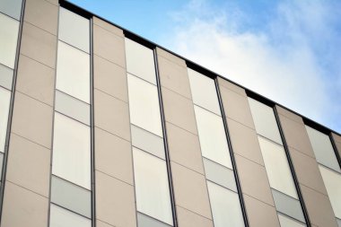 Yansıyan gökyüzü ve bulut içinde cam pencere ile modern yapı