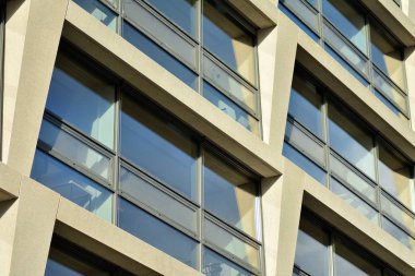 Modern mimari soyut parçası, cam beton duvarlar.