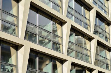 Modern mimari soyut parçası, cam beton duvarlar.