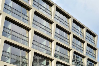 Modern mimari soyut parçası, cam beton duvarlar.